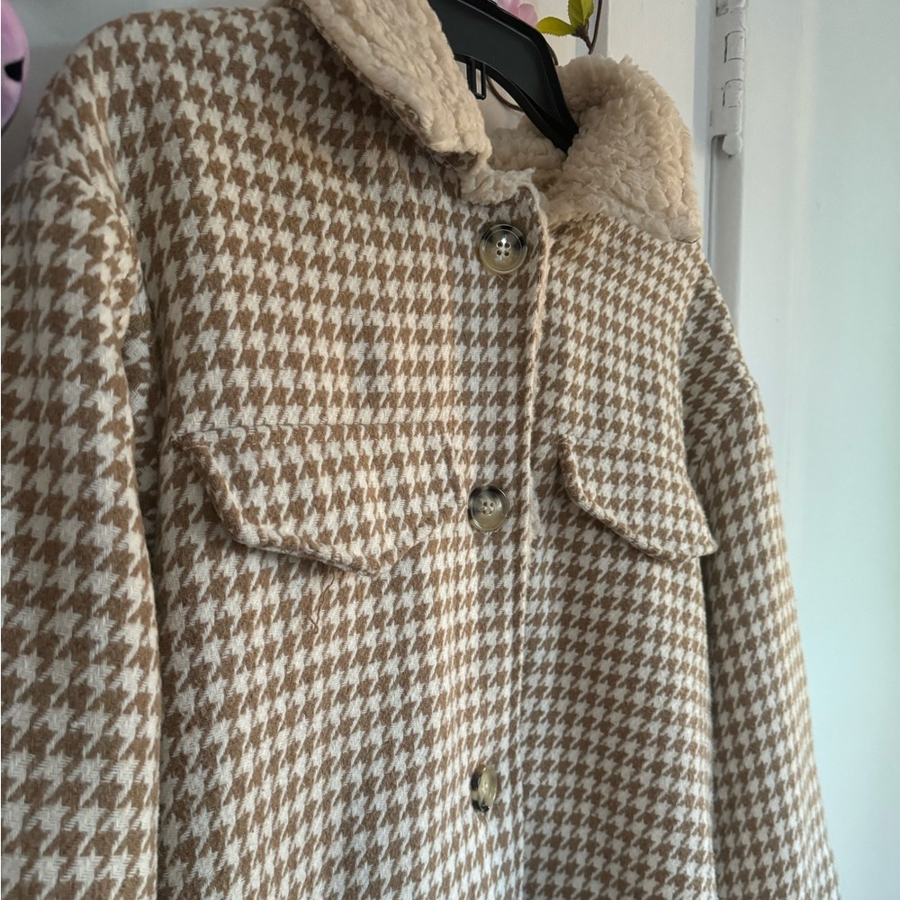here we have a tan/creme warm coat in size S from “Sweet Rain”◡̈